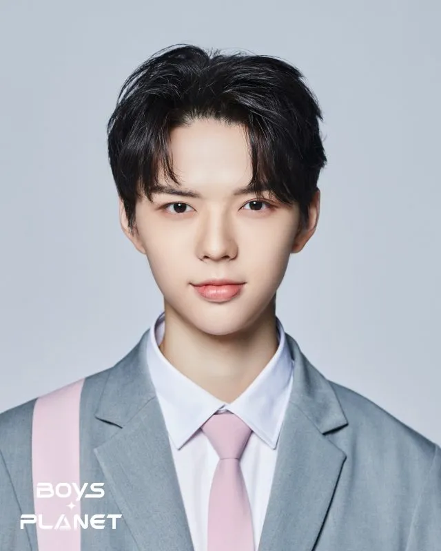 Brian merupakan kelahiran 27 Agustus 2002 yang berasal dari YueHua Entertainment dan berkewarganegaraan Kanada. Ia bisa bahasa Inggris, China, dan Prancis.