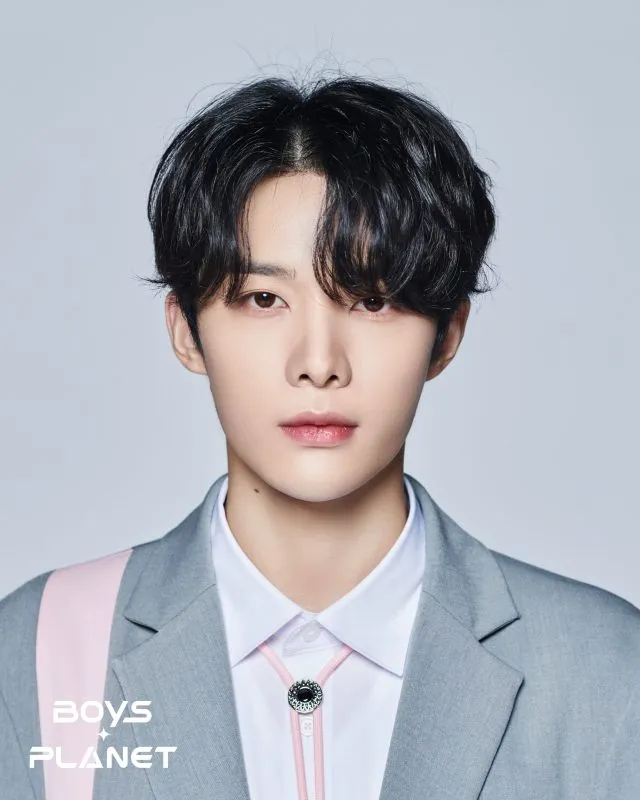 Chen Jian Yu kelahiran 1 September 1998 dan berkewarganegaraan China tepatnya dari Beijing. Ia berasal dari agensi Star On Entertainment dan ngefans EXO.