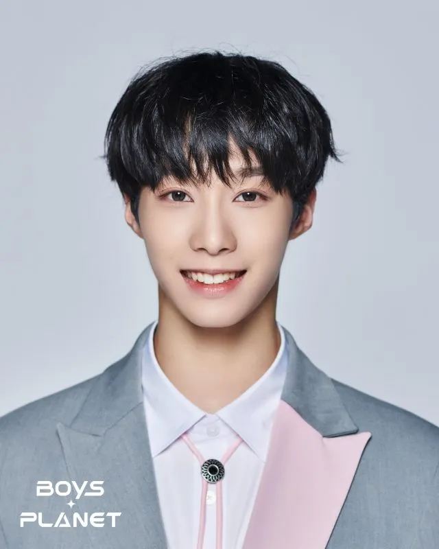 Chen Kuan Jui kelahiran 28 Desember 2000 serta berkewarganegaraan Taiwan dan tinggal di Taipei. Ia merupakan traine individual yang jago modern dance, balet dan tarian tradisional China.
