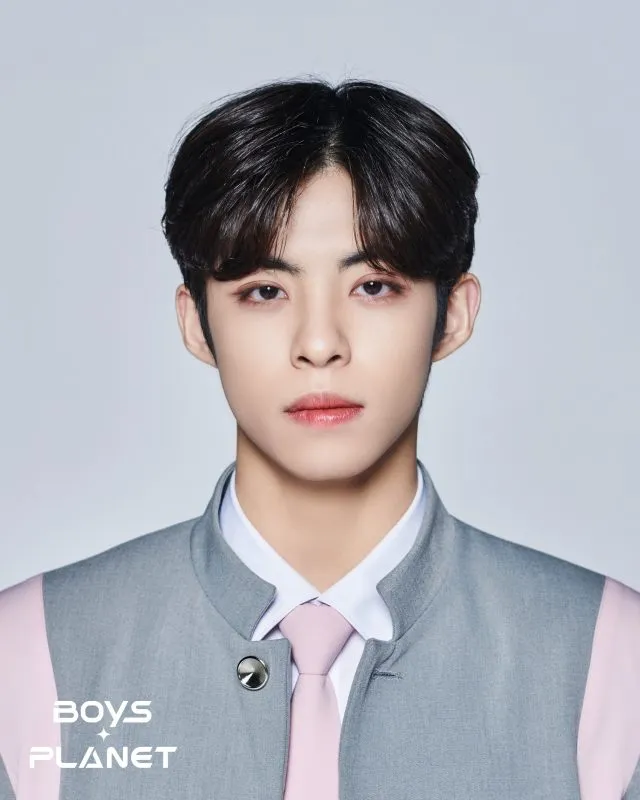 Chen Ren You kelahiran 17 Desember 2003 yang berasal dari Taipei, Taiwan. Ia mengaku bisa menyanyi ballad serta role modelnya V BTS dan Baekhyun EXO. Oh ya dia trainee tanpa agensi.