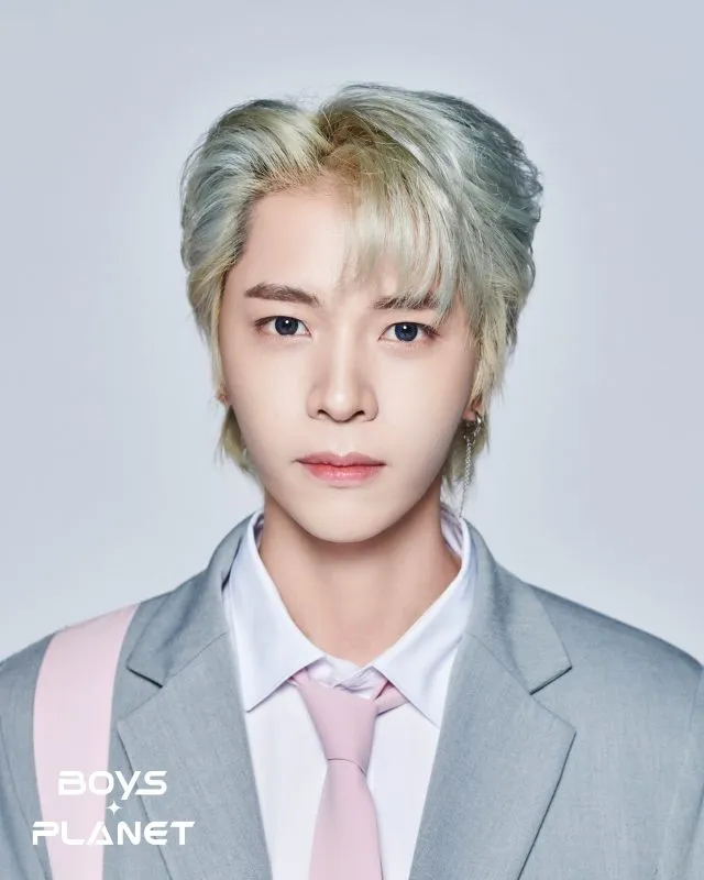 Chen Yu Geng kelahiran 20 Maret 1998 yang berasal dari Beijing, China. Cowok dari agensi T Entertainment ini pernah ikut ajang Youth With You 3 serta suka menulis lagu.
