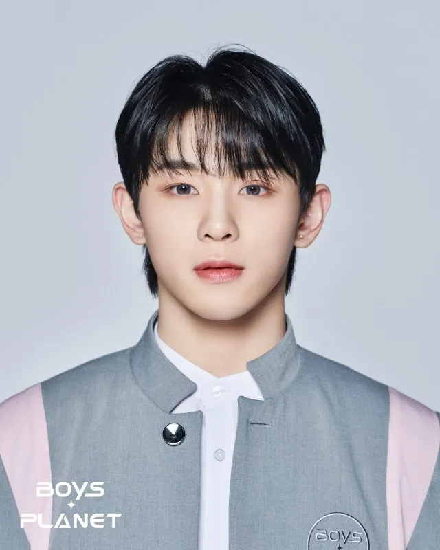 Feng Jun Lang kelahiran 22 September 1999 dari Guandong, China. Cowok dari agensi STARTDUST Entertainment ini suka sekali mencoba nyanyi high note dari lagu-lagu yang baru dirilis.