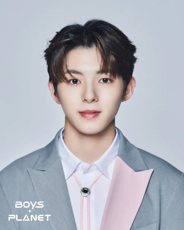 Hiroto kelahiran 23 Agustus 2002 dan berasal dari Osaka, Jepang. Ia adalah kontestan di acara Produce 101 Jepang dan CHUANG 2021. Hiroto suka membuat lirik rap.