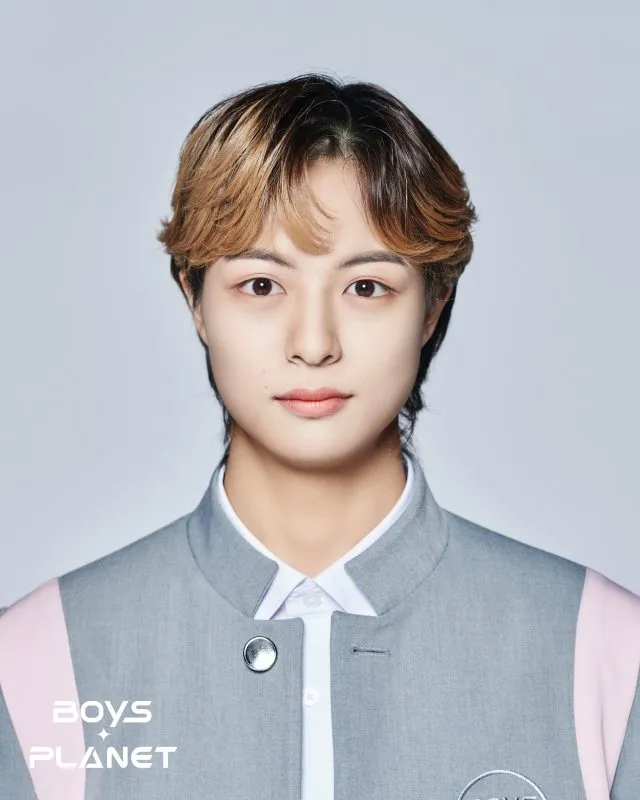 Hyo lahir pada 9 Februari 2002 dan berasal dari Tokyo, Jepang. Ia dari agensi Watanabe Entertainment dan mengagumi Felix Stray Kids.
