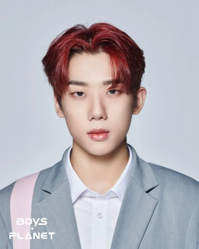 Lin Shi Yuan kelahiran 9 Januari 2000 dan berasal dari Guandong, China. Ia bukan trainee dari agensi manapun dan ternyata jago akrobat loh.