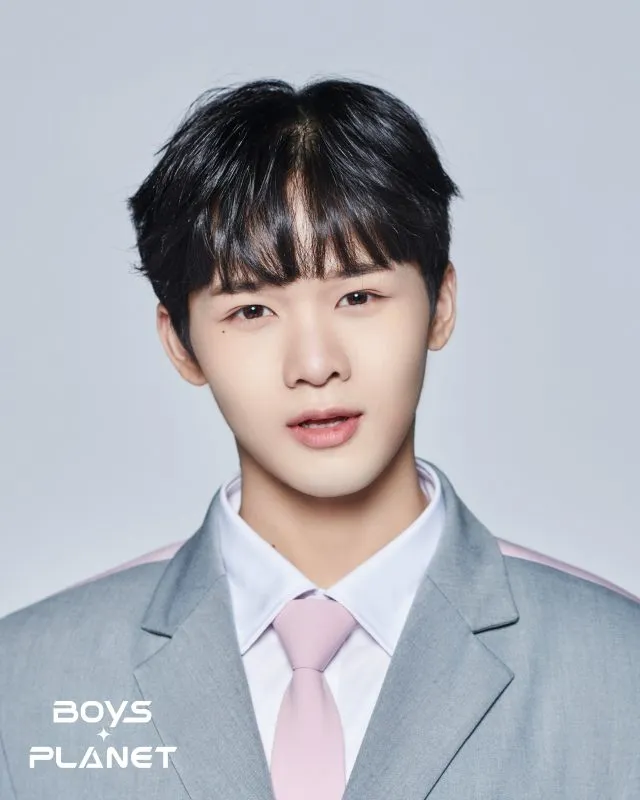 Min kelahiran 15 Maret 2000 yang berasal dari Thailand. Trainee dari WakeOne Entertainment yang bisa bahasa Thailand, Korea, Inggris dan China.