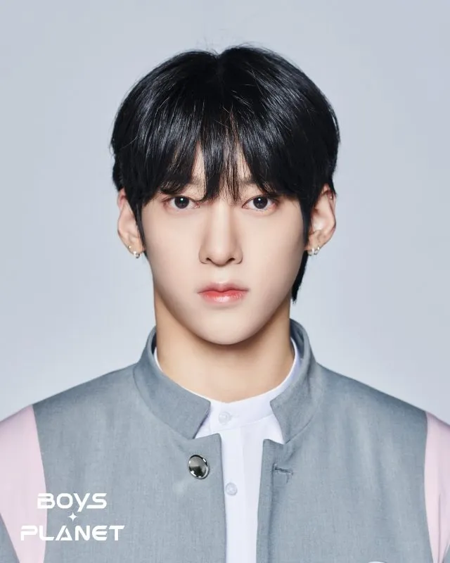 Na Kamden kelahiran 9 Juni 2001 yang berasal dari Amerika Serikat. Ia trainee di FNC Entertainment yang pernah ikut acara Wild Idol.