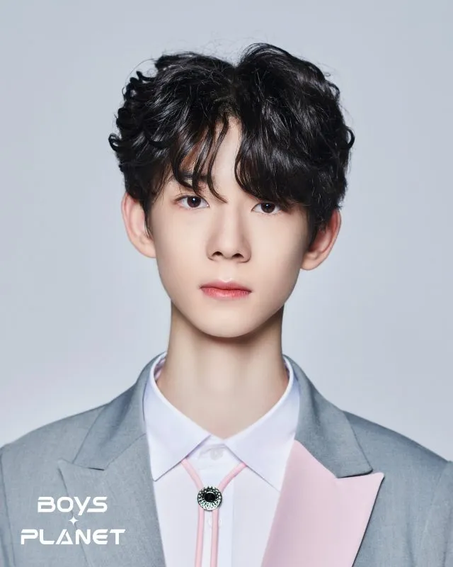 Ollie yang berasal dari Beijing, China, lahir pada 1 April 2006. Ia trainee di YueHua Entertainment yang percaya dirinya dengan nadanya saat ngerap.