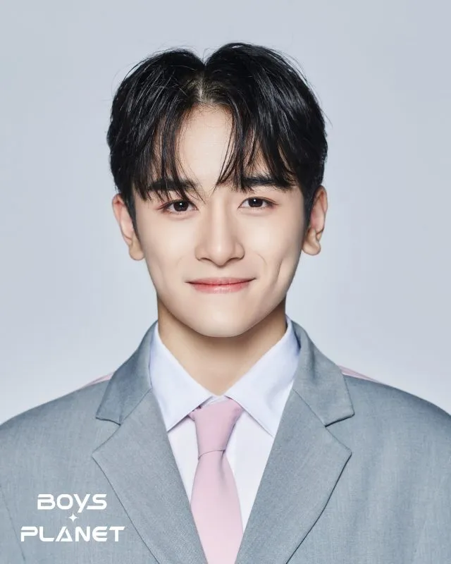 Ouju berasal dari Tokyo, Jepang, yang lahir pada 4 April 2004 dan merupakan trainee di HYPER RYTHM. Cowok yang suka nonton anime ini merasa pede dengan lesung pipinya.
