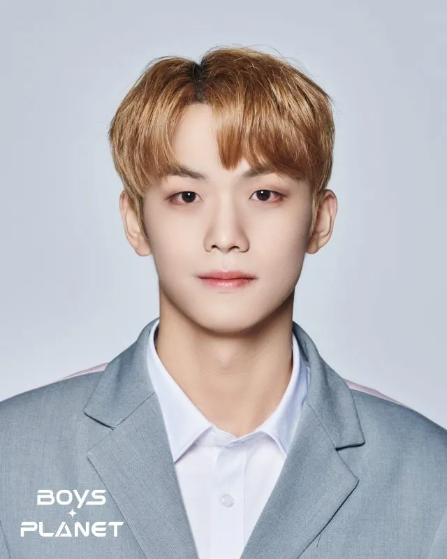 Qiu Sheng Yang lahir pada 16 Agustus 2001 dan berasal dari Taipei, Taiwan. Ia trainee di TPOP Entertainment yang bisa bahasa China dan Inggris.