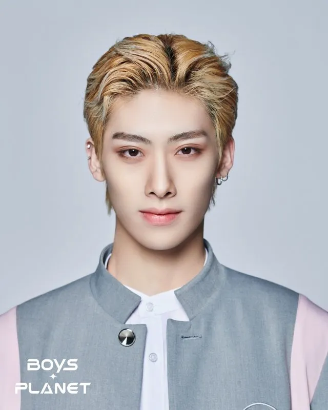 Ricky berasal dari Shanghai, China, lahir pada 20 Mei 2004 dan trainee di YueHua Entertainment. Selain percaya diri dengan wajahnya, ia juga pede dengan kemampuan nyanyi, dance, dan rap.
