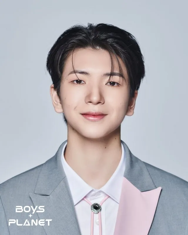 Riku seorang trainee individual dari Hyogo, Jepang, yang lahir pada 2 Oktober 2004. Cowok yang jago bahasa Jepang ini role modelnya Jungkook BTS.