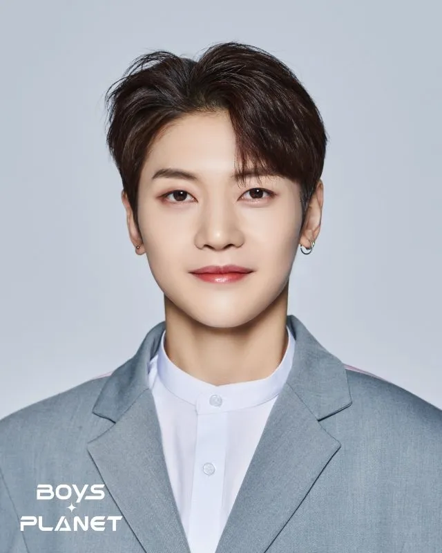 Seok Matthew kelahiran 28 Mei 2002 yang berasal dari Vancouver, Kanada, dan trainee di MNH Entertainment. Ia bisa bahasa Inggris, Korea, dan Prancis serta mengagumi Jay Park.