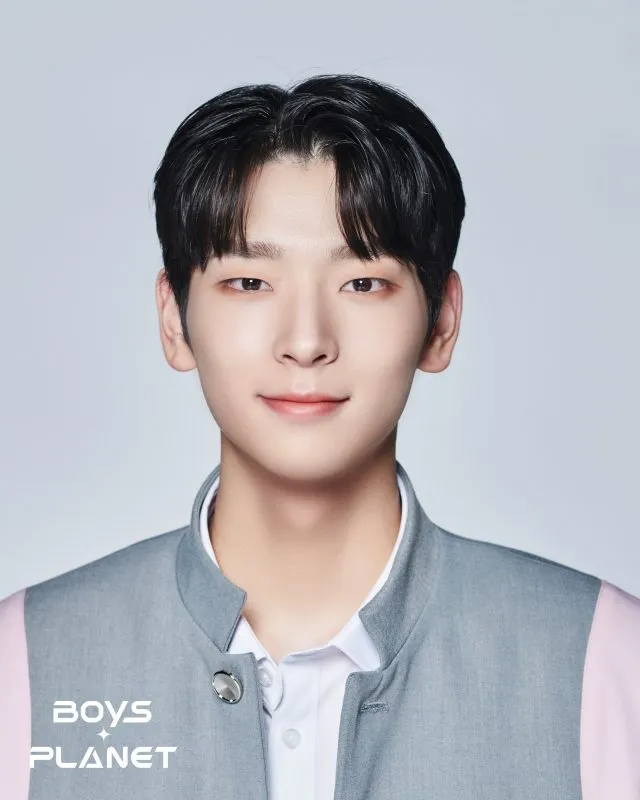 Toui lahir pada 27 Agustus 2003 dan berasal dari Tokyo, Jepang. Saat ini ia trainee di FNC Entertainment yang jago seni bela diri Shaolin Temple.