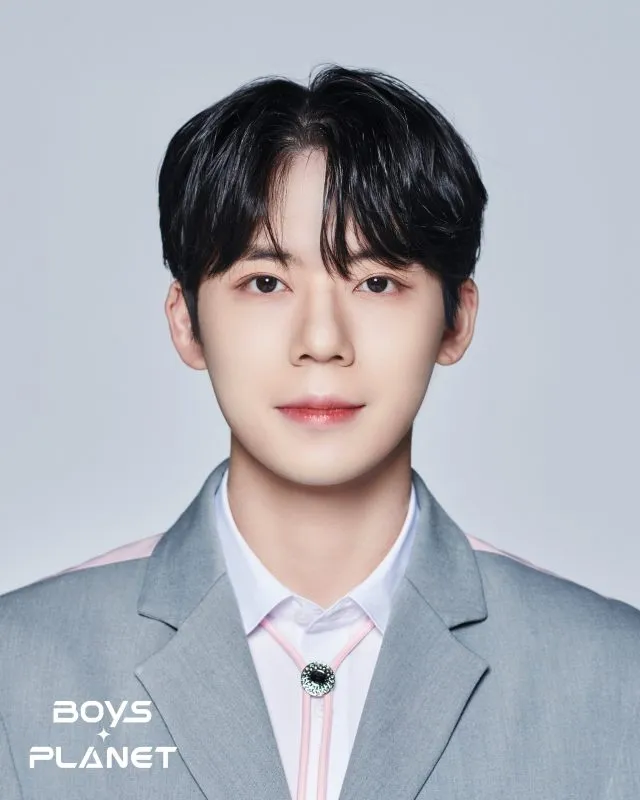 Wang Yan Hong berasal dari Sichuan, China, dan kelahiran 20 November 1998. Ia adalah trainee di ASE yang bisa mendesain baju dan bermain alat musik klarinet.