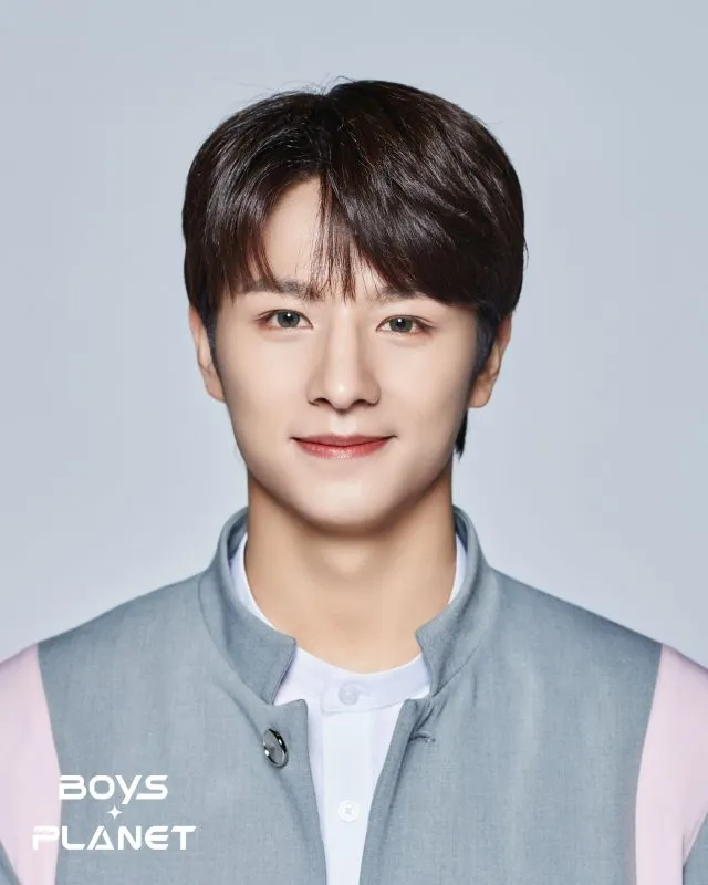 Wang Zi Hao kelahiran 6 Maret 2001 dari China. Ia adalah trainee di Chromosome milik Lay EXO, Nggak heran kalau role modelnya adalah Lay dan juga Chris Brown.