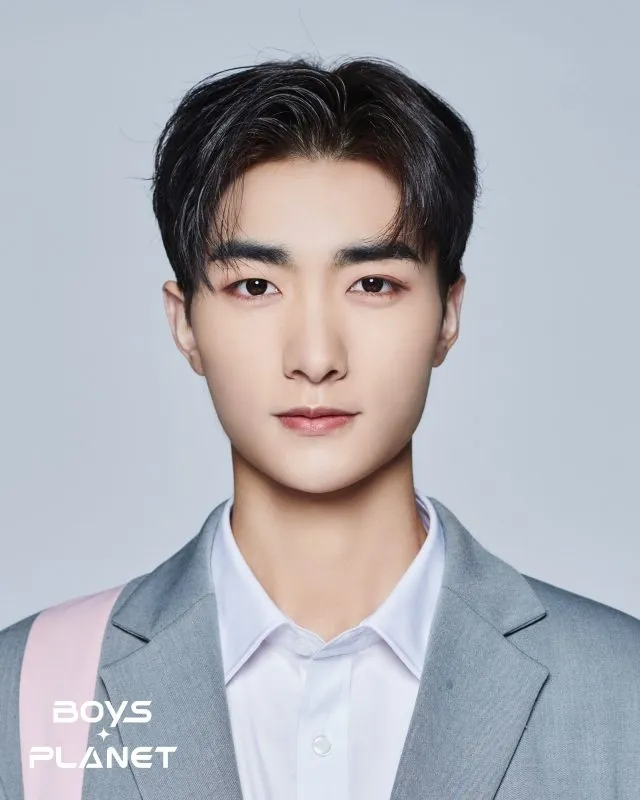 Wen Ye Chen lahir pada 15 September 2000 yang berasal dari China. Ia seorang trainee individual yang pernah ikut acara Idol Producer Season 2 serta bisa berakting dan musikal.