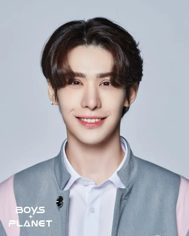 Wumuti yang lahir 7 Juli 1999 ini berasal dari Xinjiang, China. Ia trainee di JPark&CCompany yang pernah ikut acara Under Nineteen. Ia bisa bahasa China, Inggris, Korea, dan Uighur.