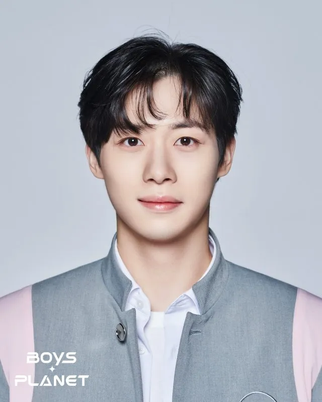 Yang Jun lahir pada 7 Mei 1999 dan berasal dari Sichuan, China. Ia trainee di ASE yang fasih bahasa China, Inggris dan Korea.