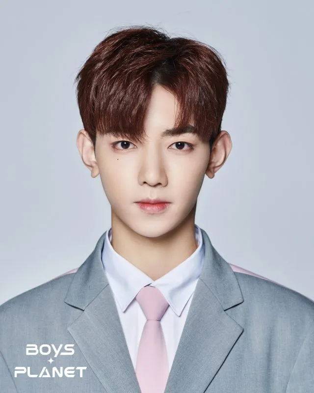 Zhang Hao lahir pada 25 Juli 2000 yang berasal dari Fujian, China. Ia trainee di YueHua Entertainment yang bisa main biola dan role modelnya adalah GOT7.