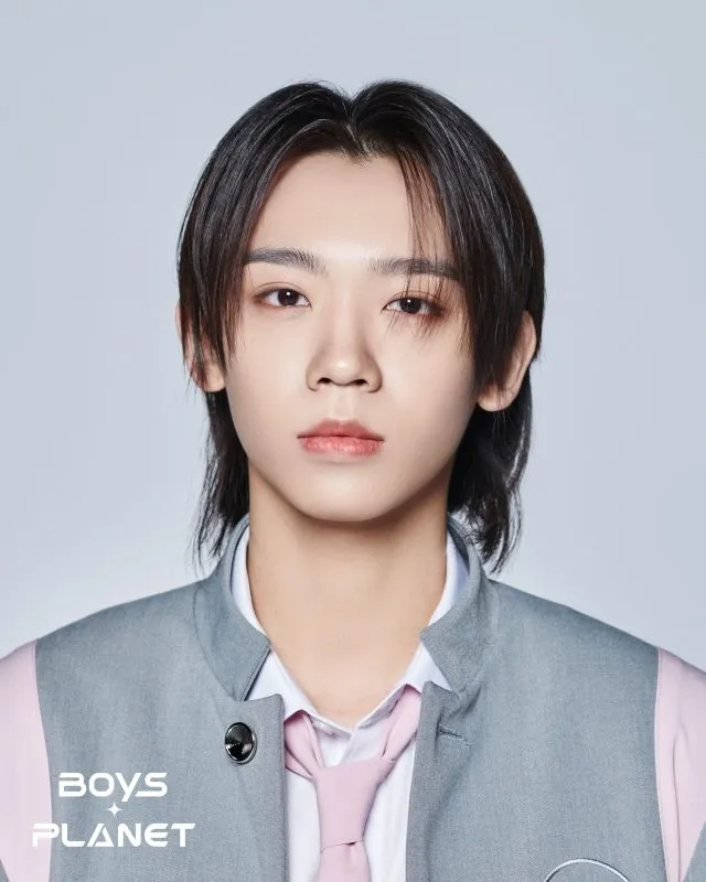 Zhang Shuai Bo lahir 2 Juli 2002 dan berasal dari Shanghai, China. Ia dulu kontestan di acara Youth With You 3 dan trainee di WELL Entertainment serta ngefans Sana TWICE.