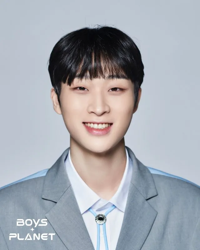 Park Gwan Young lahir 9 Januari 2001 dan seorang trainee individual. Ia dulu sempat ikut acara survival show Stars Awakening dan mengaku pede banget dengan matanya.