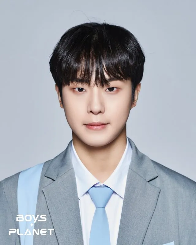 Park Min Seok kelahiran 27 Juli 2002 dari WakeOne. Si suka masak ini mengaku bisa mengeluarkan suara yang lembut dan suka Baekhyun EXO.