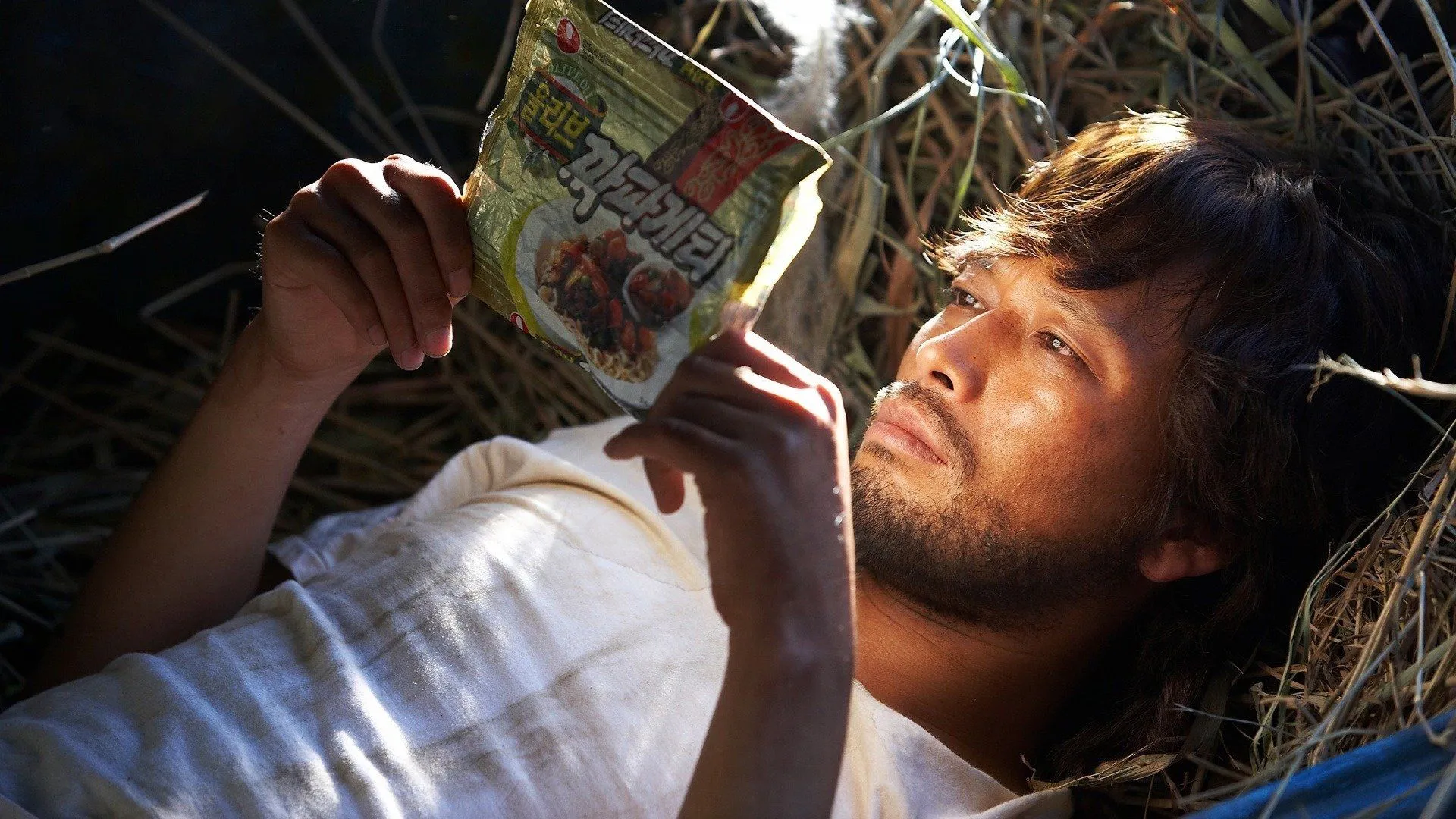 Film jadul 'CASTAWAY ON THE MOON' yang dibintangi oleh Jung Jae Young ini bercerita tentang seorang pria yang terdampar di pulau kecil tak berpenghuni dan merindukan makanan favoritnya, jjajangmyeon (mi kacang hitam).