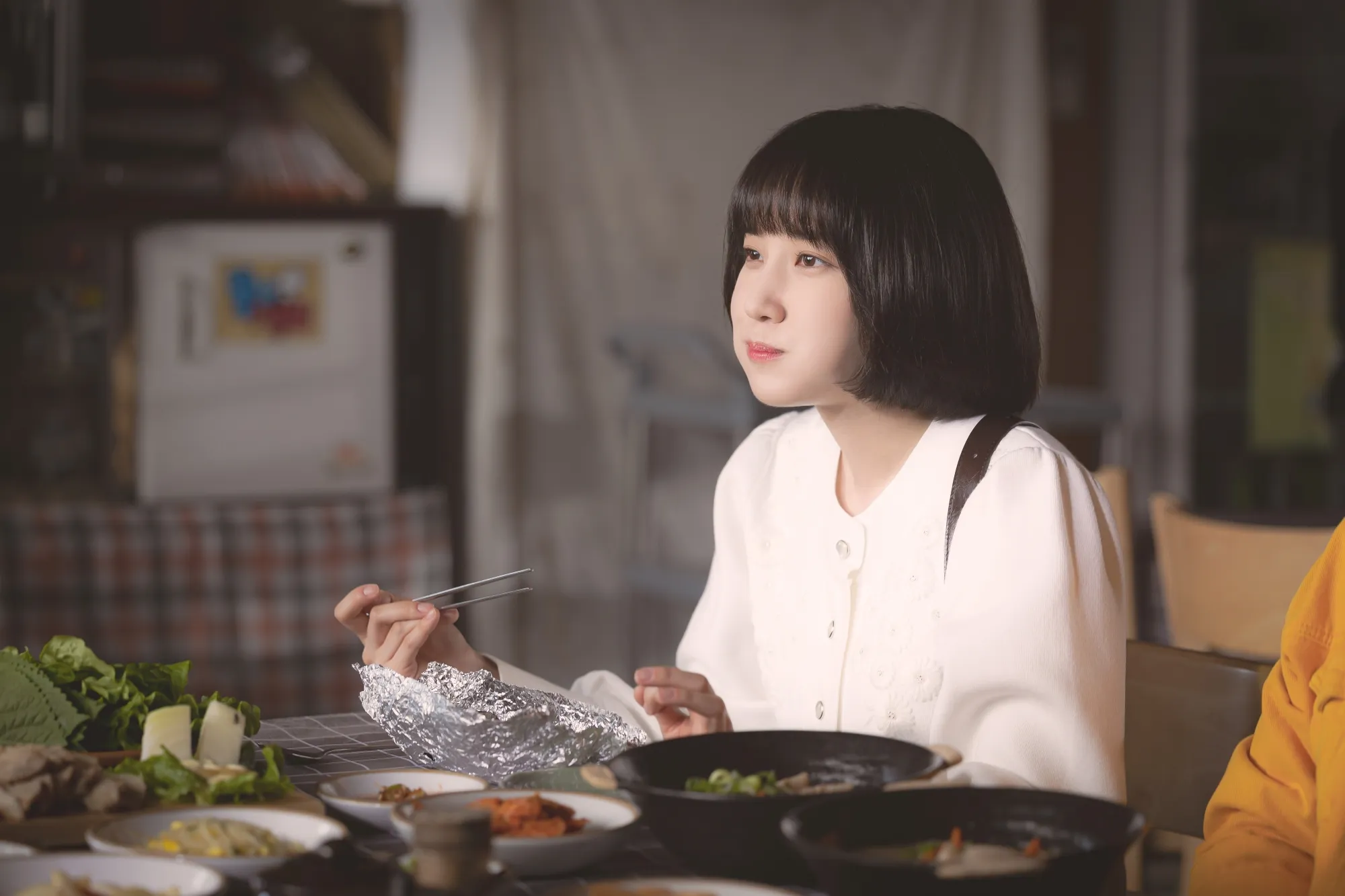Memerankan karakter Woo Young Woo dalam drakor 'EXTRAORDINARY ATTORNEY WOO', Park Eun Bin diplot sebagai pengacara autis yang sangat menyukai kimbap buatan ayahnya.