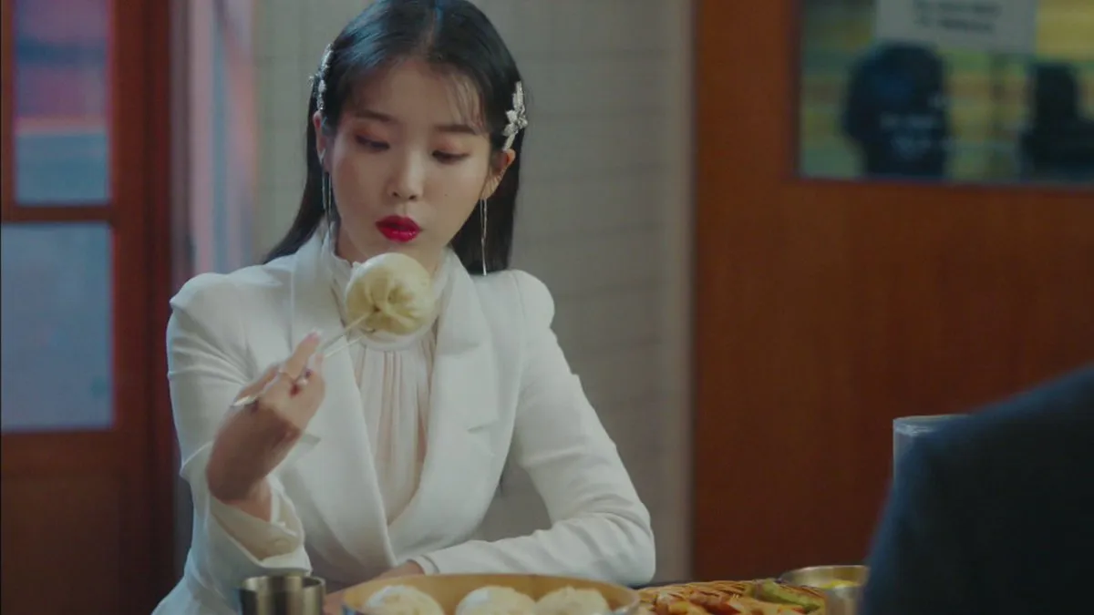 Adegan Jang Man Wol (IU) makan mandu (pangsit) dalam drakor 'HOTEL DEL LUNA' memang sangat ikonik. Bahkan gara-gara drama ini, banyak turis asing yang datang ke Korea sengaja untuk menemukan kedai mandu yang sama.