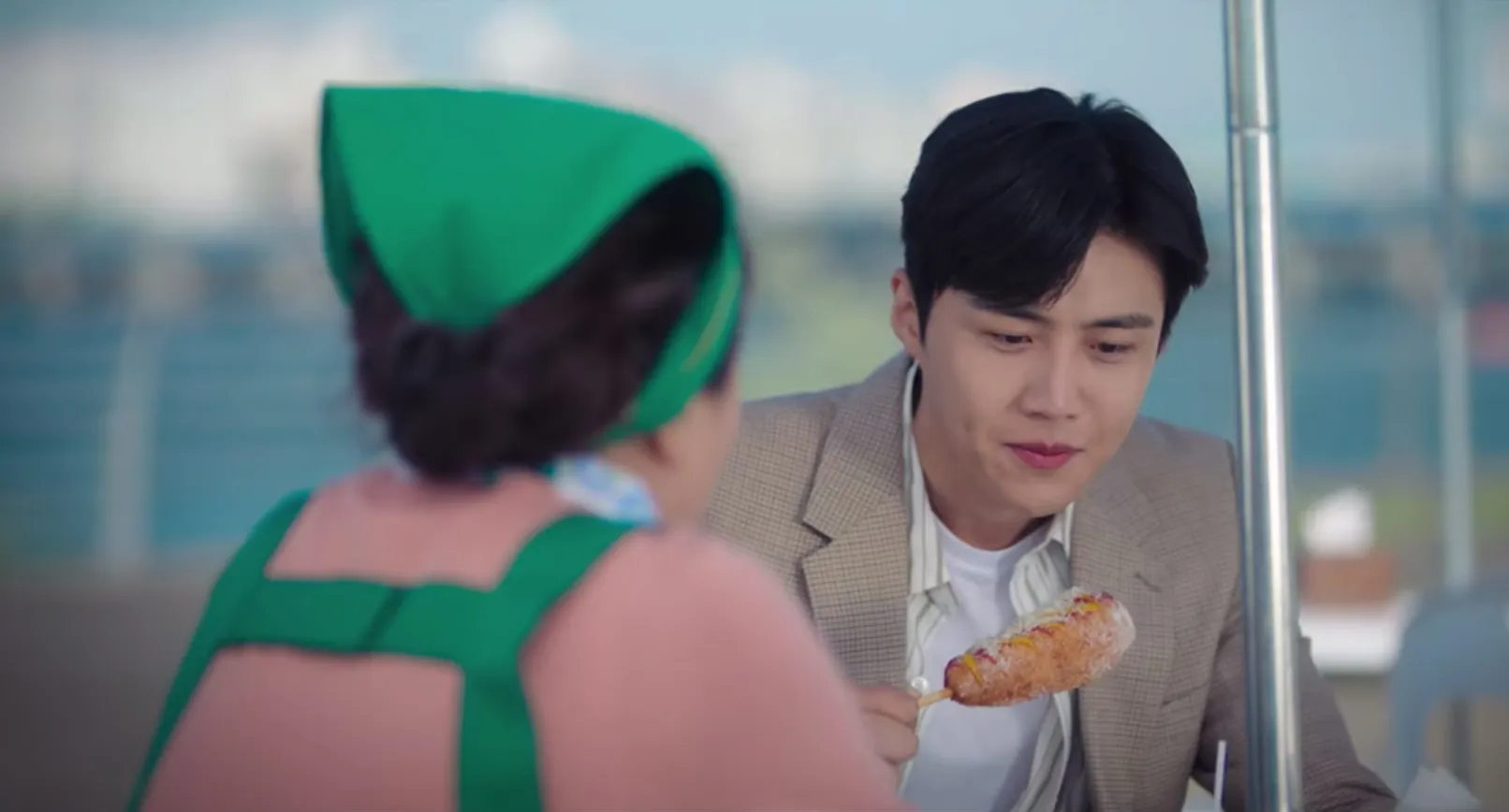 Korean corndog atau hotdog Korea juga sempat bikin penonton drakor 'START UP' ngiler. Sebagai street food yang paling populer, nggak heran kalau banyak yang penasaran bagaimana rasa dan resep hotdog buatan nenek Dal Mi ini.