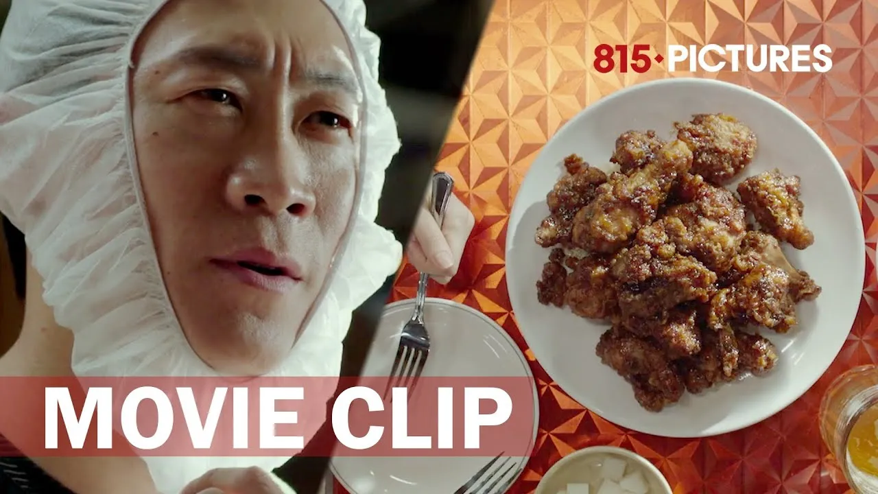 Last but not least, ada yangnyeom chicken (ayam berbumbu Korea) yang dipadukan dengan saus galbi (masakan iga panggang) buatan Detektif Ma (Jin Sun Kyu) dalam film 'EXTREME JOB'.