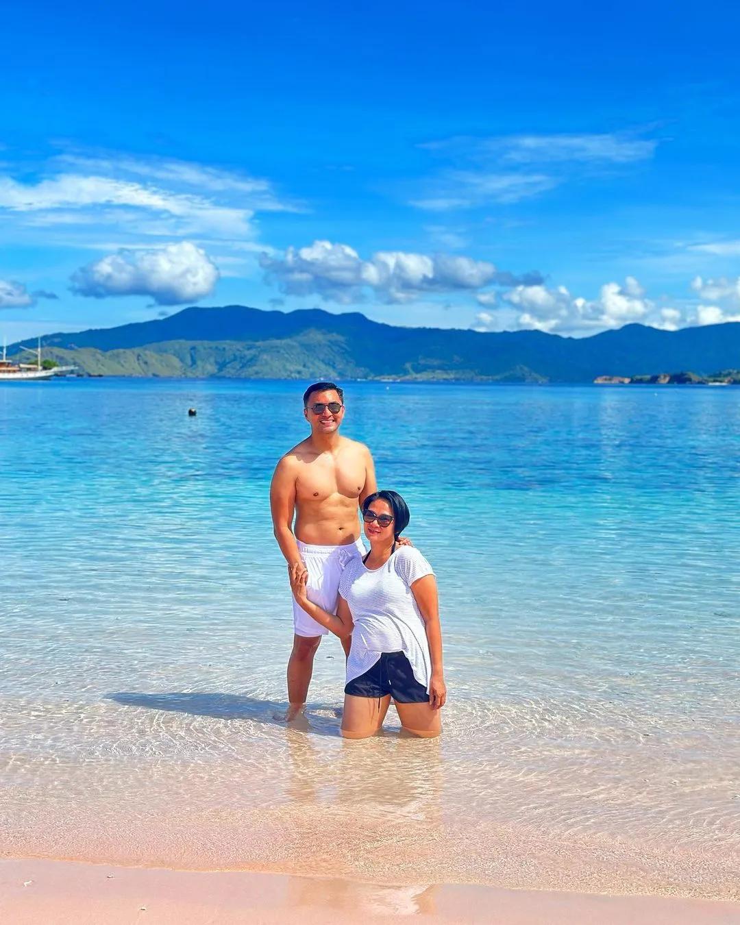 Anjasmara mengunggah foto terbarunya di media sosial instagram. Ia tampak sedang menikmati liburan bersama istri ke sebuah pantai. Anjasmara tampak romantis bareng Dian Nitami serta ia tampil dengan telanjang dada.