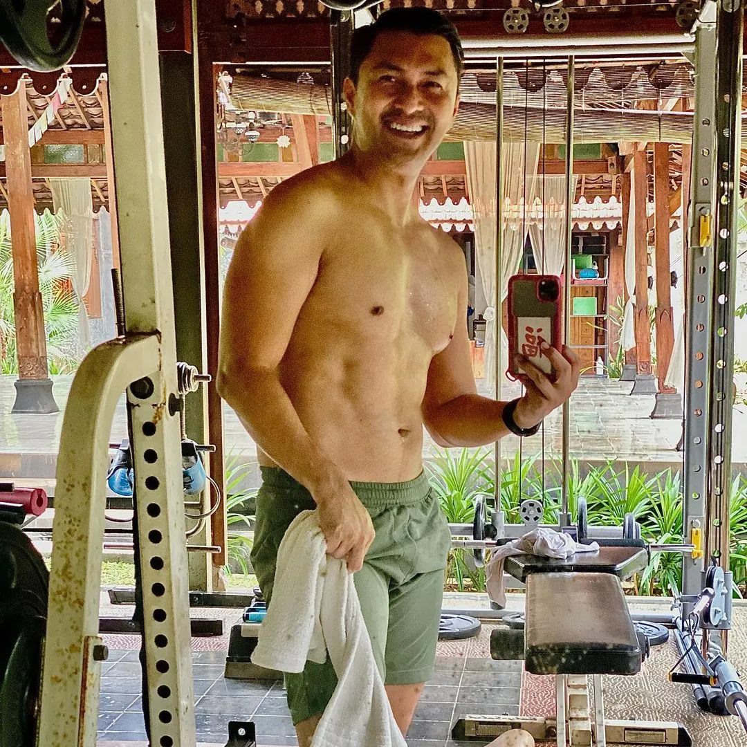 Diusia 47 tahun ini, Anjasmara memang kerap sekali melakukan olahraga gym untuk menjaga tubuhnya agar terus sehat dan badannya terlihat kekar.