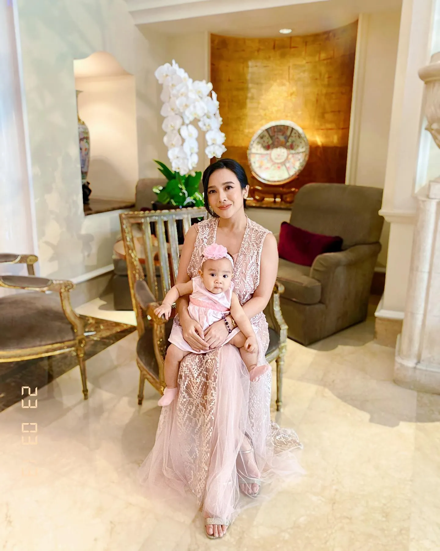 Dan di momen Ramadan 2023 ini, menjadi momen pertama Dea dan Ariel sebagai ibu dan ayah. 