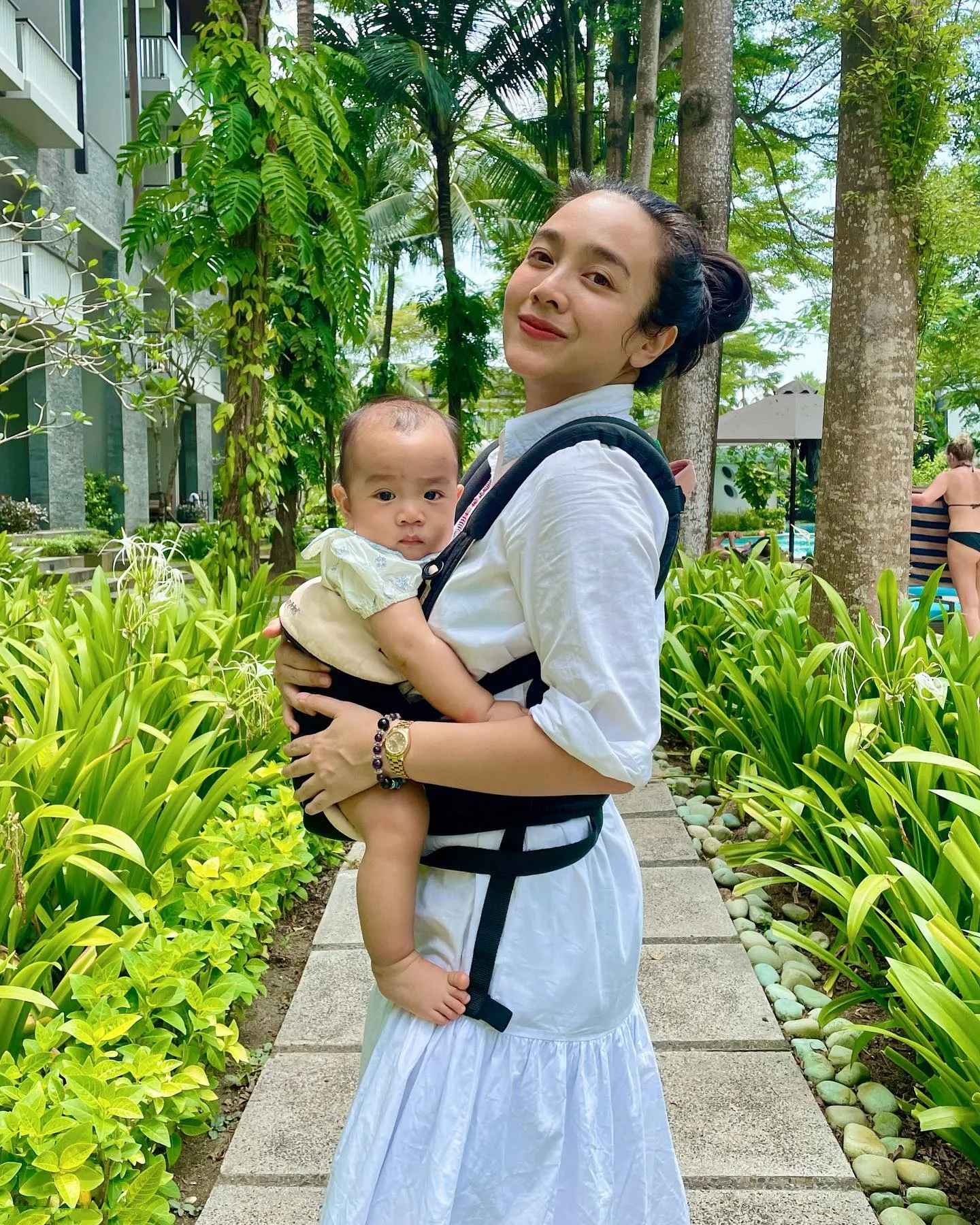 Kehadiran baby Sanne dalam kehidupan Dea dan Ariel pun menjadi anugerah terindah bagi keluarganya kecilnya. 