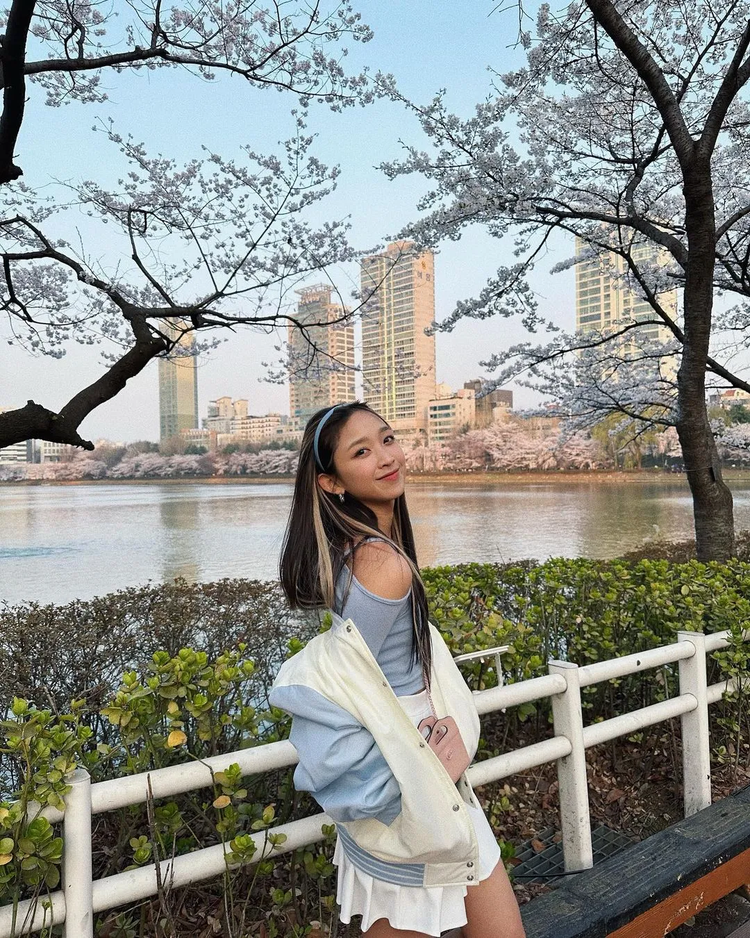 Dita membuat kejutan dengan mengunggah beberapa foto pada hari Rabu (29/3/2023) yang diambilnya ketika sedang menikmati pemandangan indah musim semi.