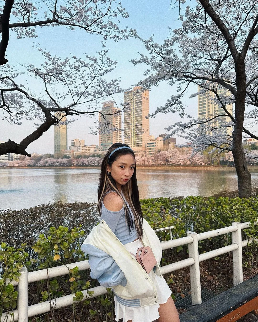 Dita juga menambahkan caption singkat 'spring vibe'. Bisa dilihat ya ia berpose dengan pemandangan cherry blossom, ciri khas musim semi.