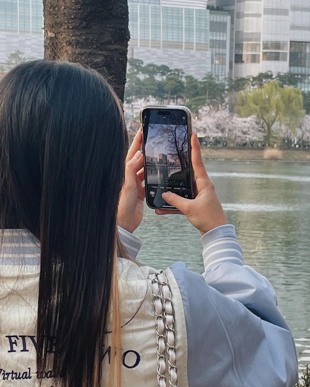 Dita ketika memotret pemandangan indah yang ada di depannya. Sama seperti kita-kita yang pasti pengen dong memfoto pemandangan cantik di sekitar kita.