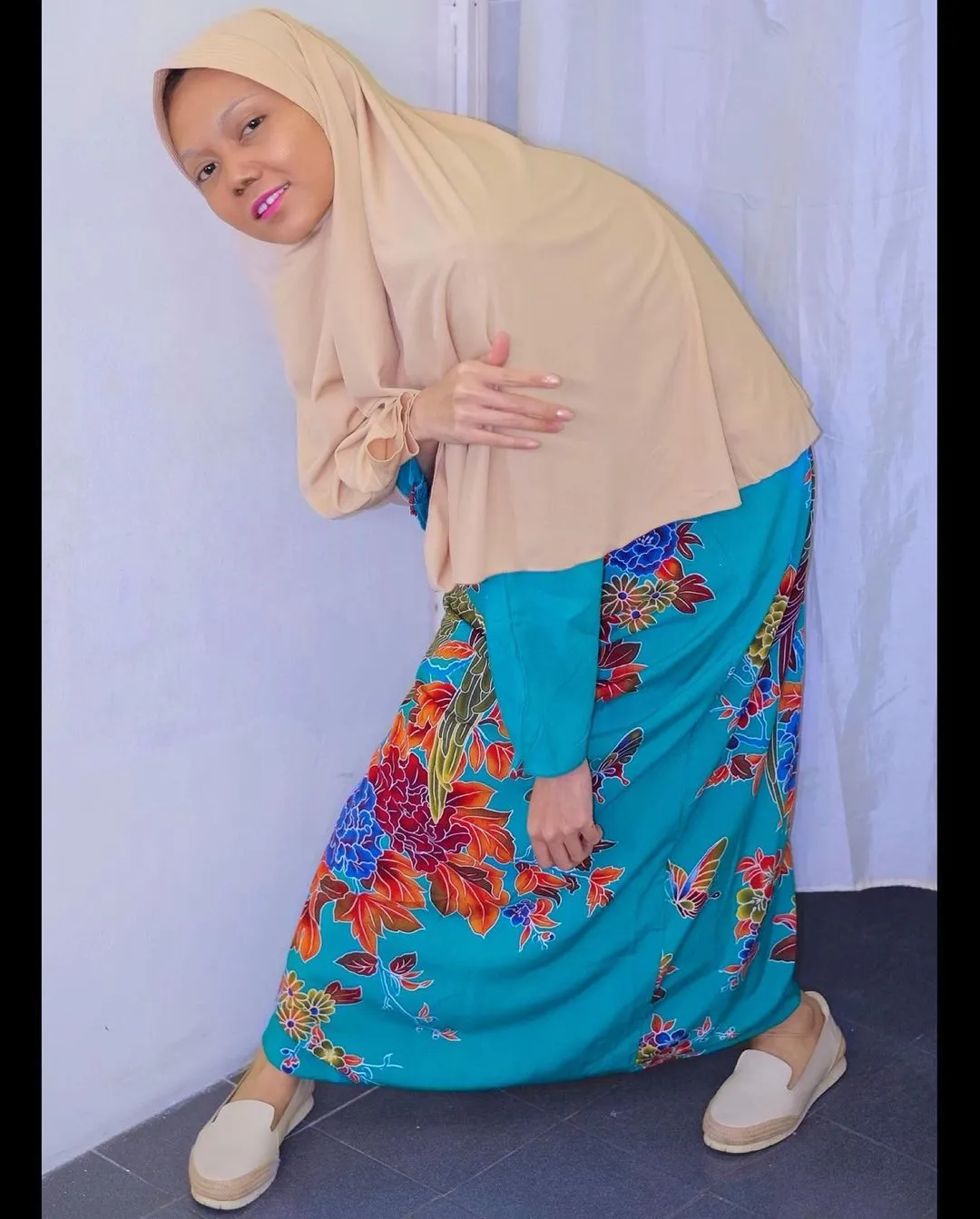 Bahkan yang bikin banjir komentar, wajah Rina pun sangat manglingi banget. Bahkan netizen telah memberi pujian untuk make up Rina yang sukses menyulap Rina menjadi berubah.