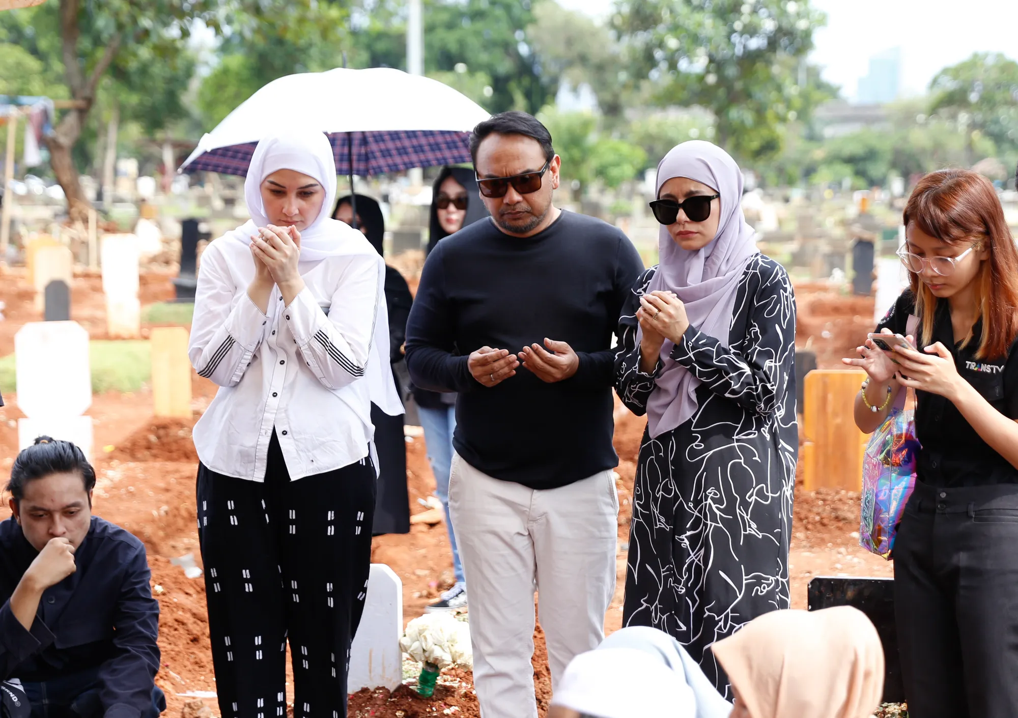 Meisya di pemakaman Iqbal Pakula © KapanLagi.com/Bayu Herdianto