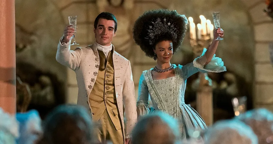 India Amarteifio dan Corey Mylchreest QUEEN CHARLOTTE: A BRIDGERTON STORY ©Nick Wall/Netflix