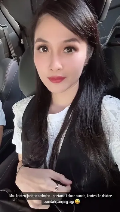Lewat tulisan di bagian bawah video tersebut, Sandra memberitahukan kalau itu adalah pertama kalinya dia keluar rumah setelah operasi.