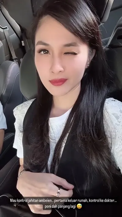Sandra juga menuliskan kalau dia juga akan kontrol jahitan pasca operasi ke dokter.