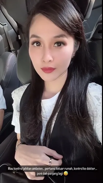 Selain itu, Sandra juga masih sempat-sempatnya mengomentari poninya yang semakin panjang.