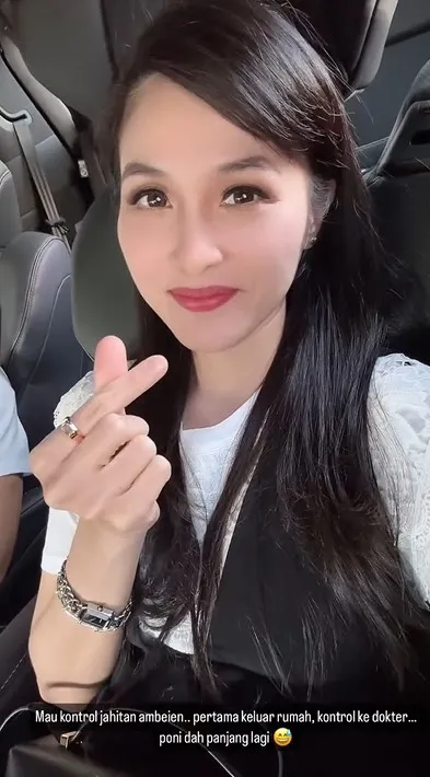 Kecantikan ibu dua anak ini memang nggak ada habis-habisnya. Tapi senang melihatnya sudah sehat lagi.