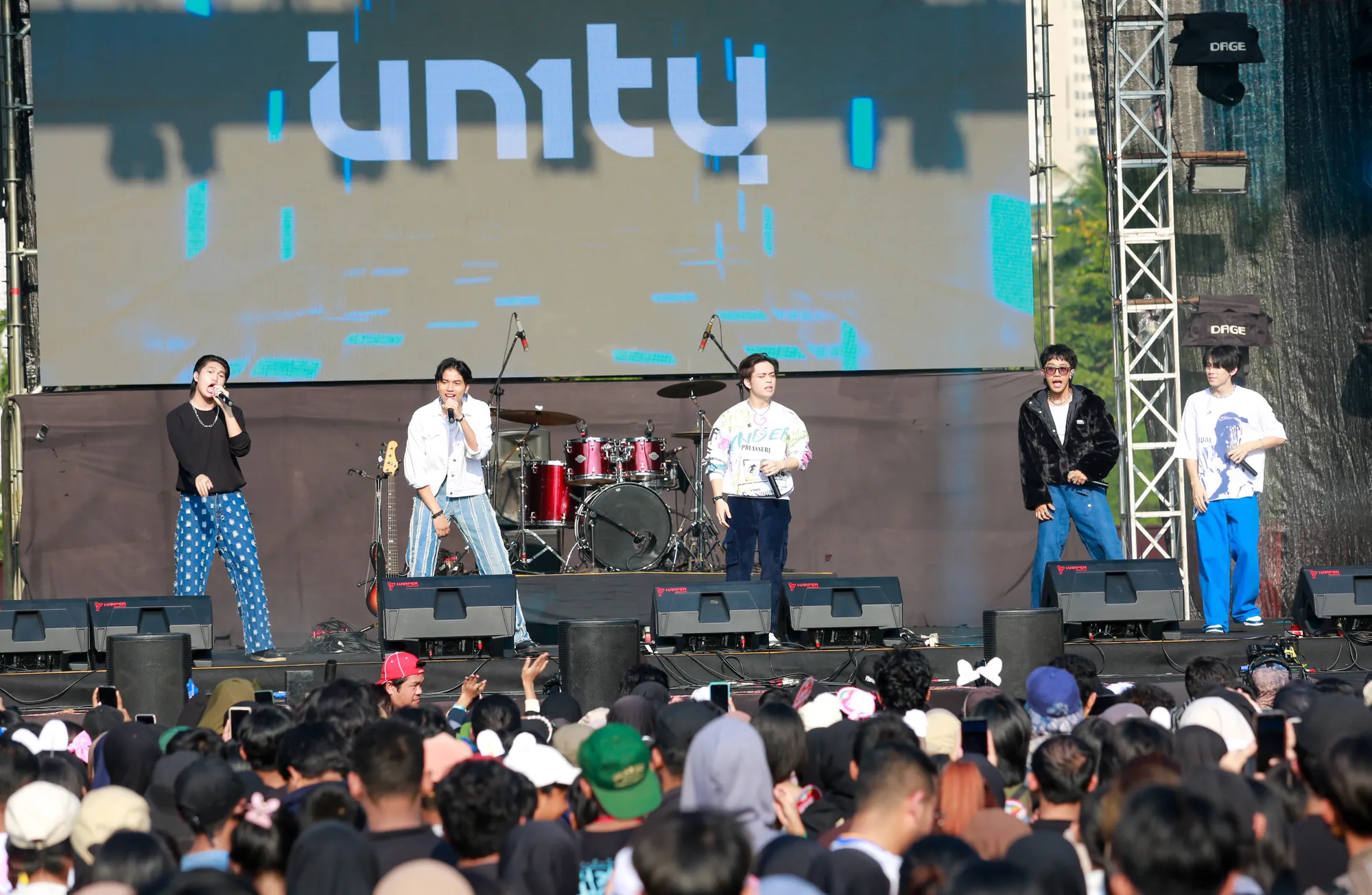 Penampilan V1RST dan UNITY