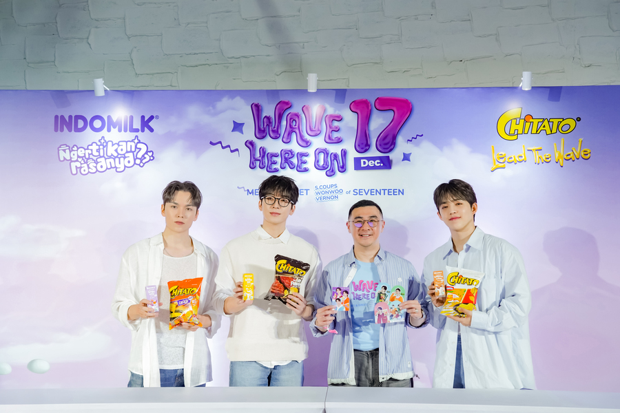 S.COUPS, WONWOO, and VERNON from SEVENTEEN with the Director of PT Indofood CBP Sukses Makmur Tbk, Axton Salim, posing with Indomilk & Chitato products and a special photostrip at the Wave Here on 17 Dec press conference.