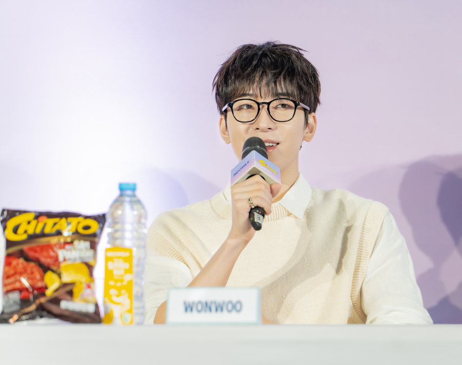 In the press conference session 'Wave Here on 17 Dec', WONWOO from SEVENTEEN shared his experience visiting Indonesia and his favorite Indonesian food, fried rice.