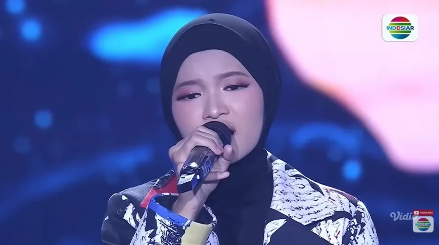 Ratifah pakai hijab hitam © YouTube/indosiar